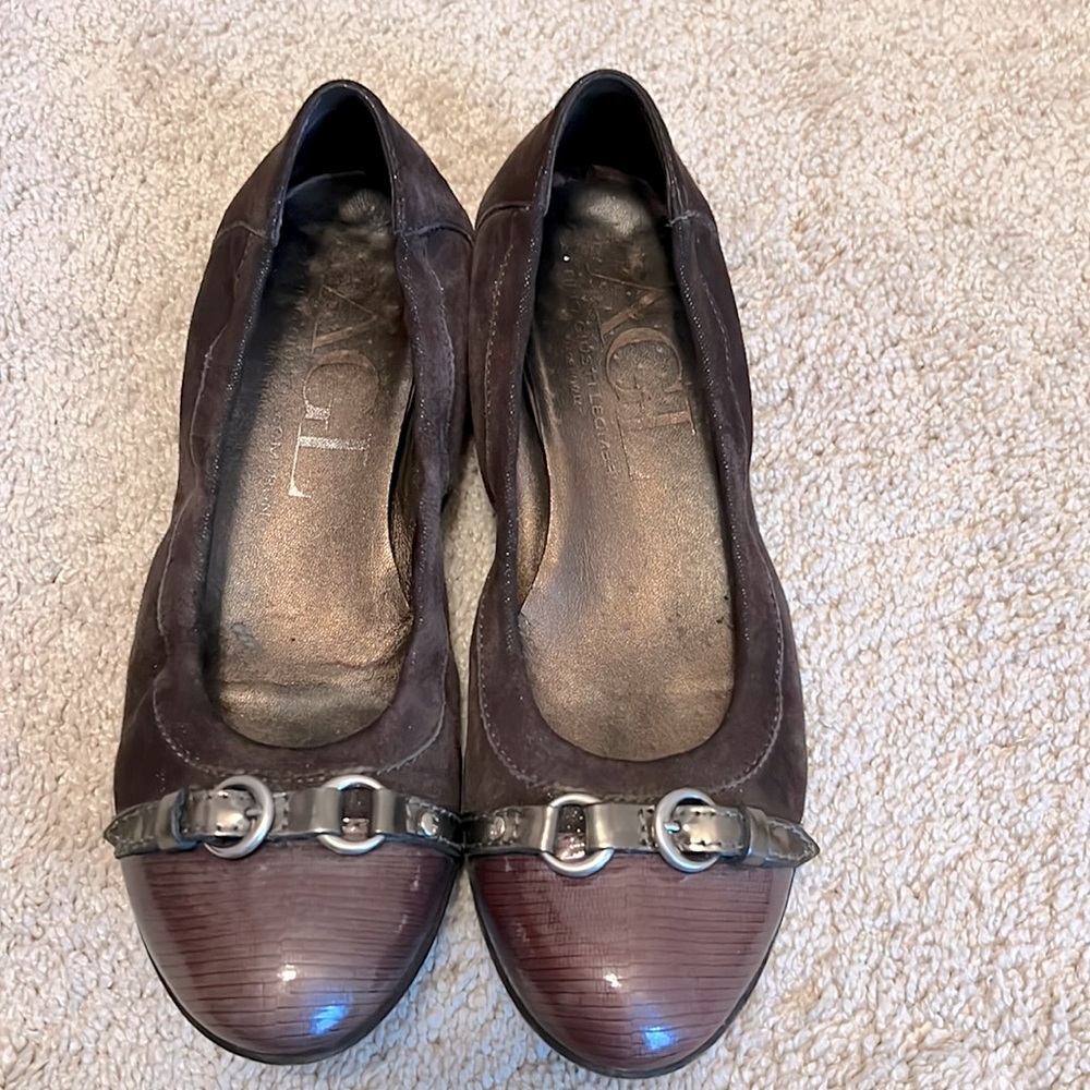 Agl mauve flats